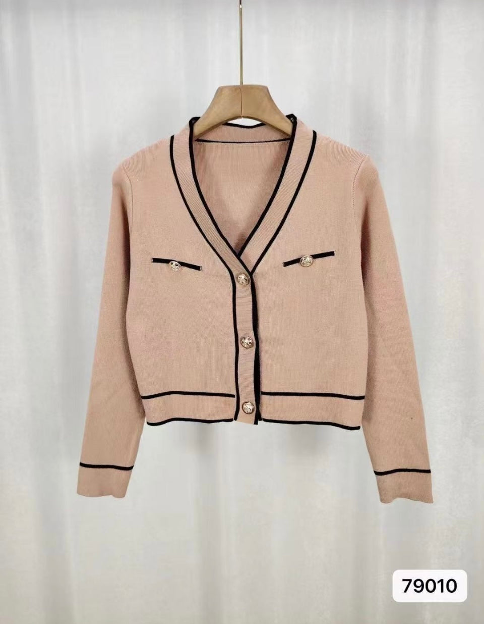 Women’s crop top cardigan with high waisted trousers & handbag outfit